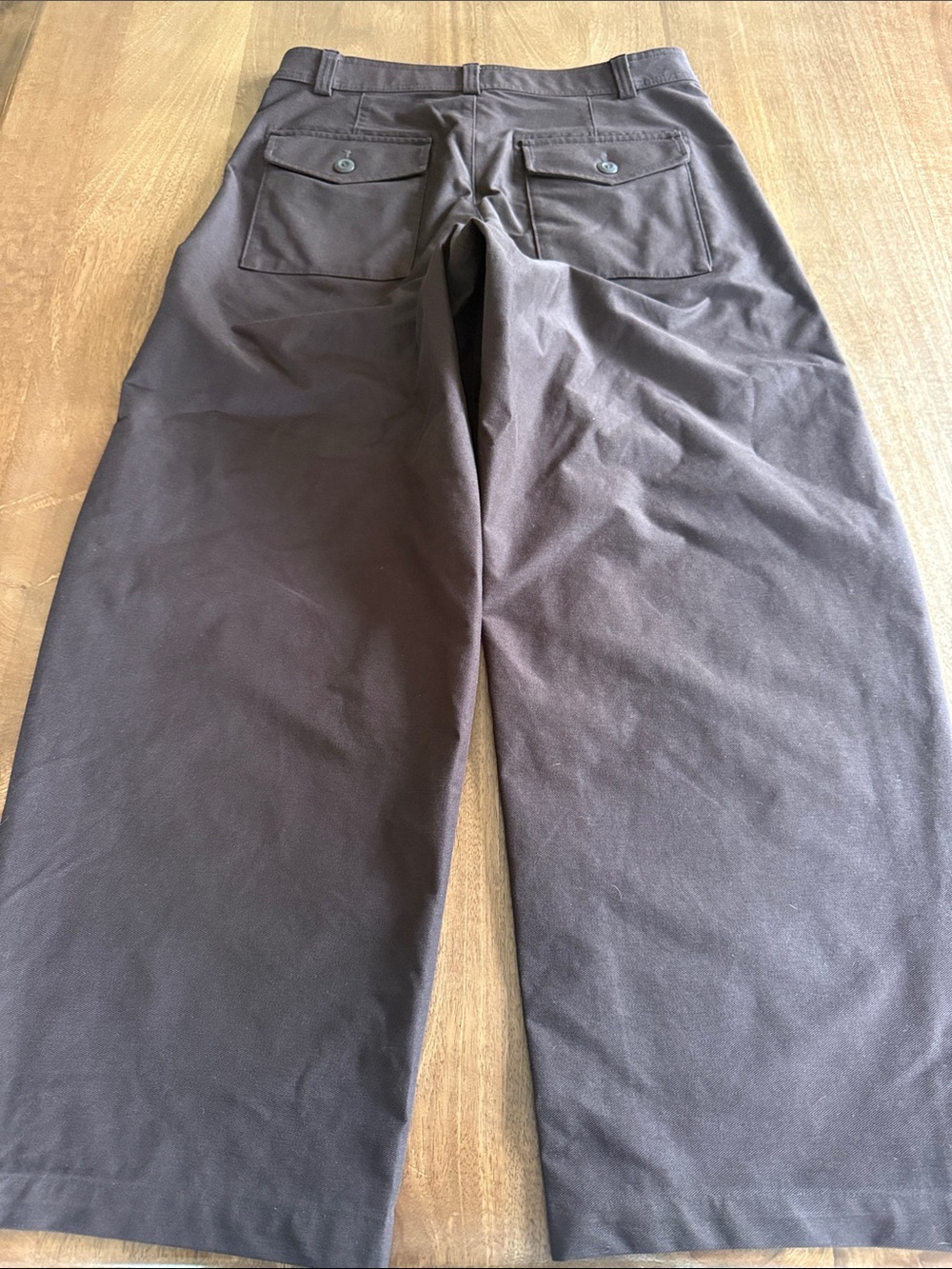 Uniqlo Wide-Leg Women's Pants in Dark Brown - Picture 2 of 5